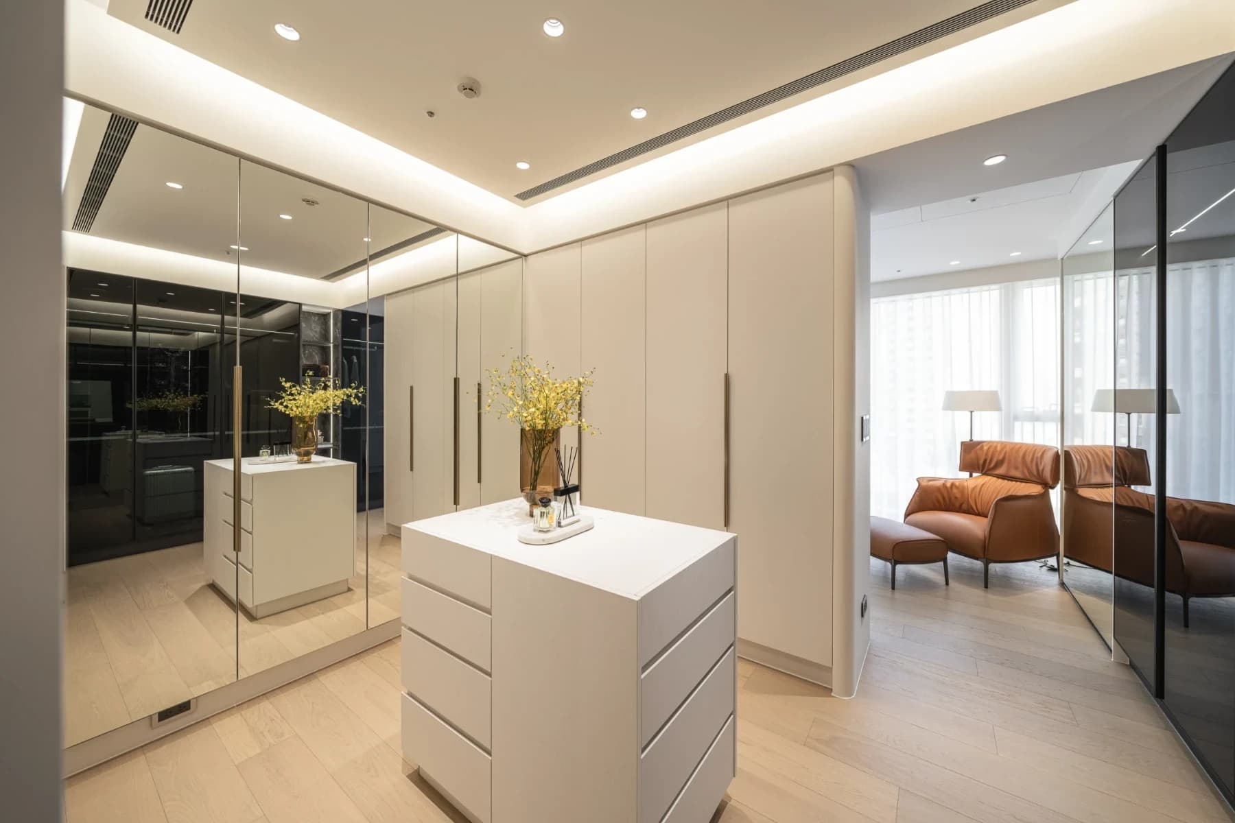 新朗日匯 H Residence 主臥專屬精品展示概念更衣室設計，結合收納機能與展示美學