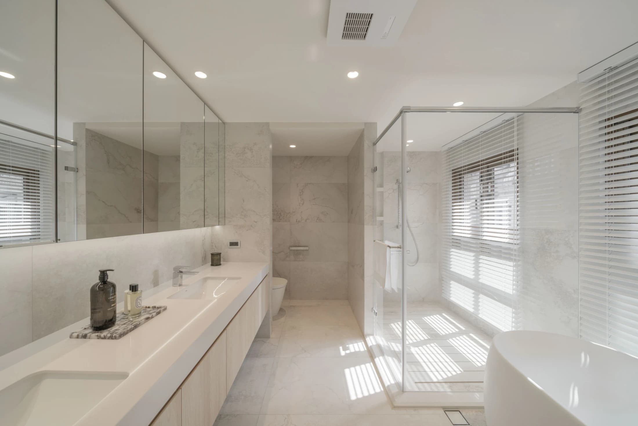 herion-g-house-modern-kids-bathroom-shower