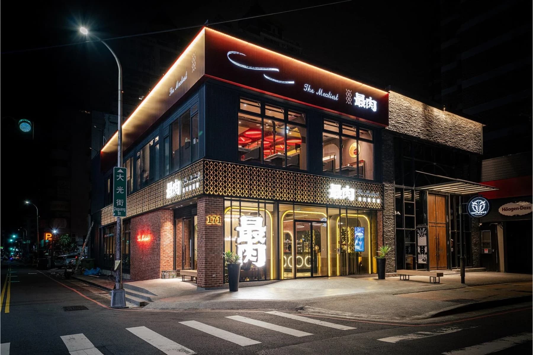 安頡建築與室內設計：台中公益路「最肉燒肉餐酒館」夜間外觀設計，運用大氣奢華的網格金屬與洗鍊燈光計畫，打造強烈地標感的餐飲建築外觀。