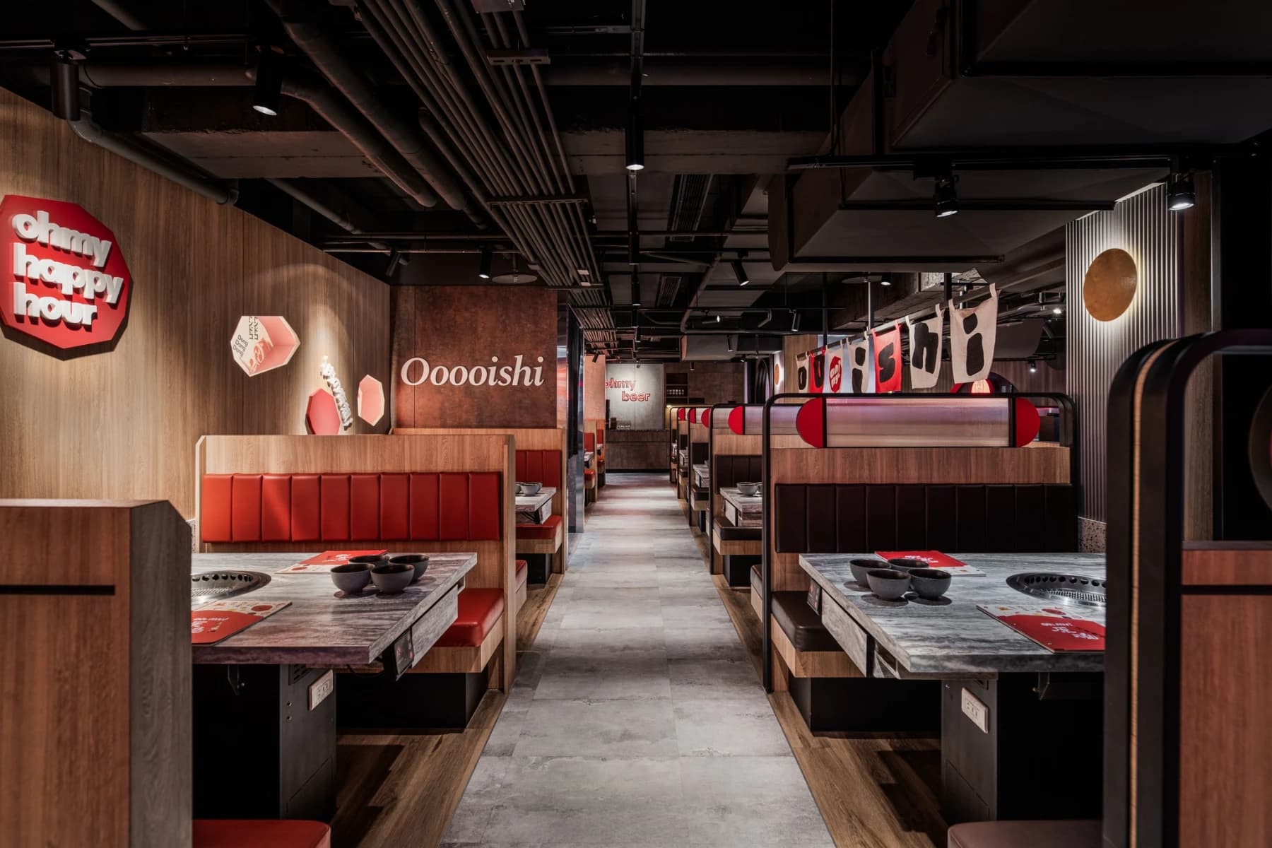 餐飲空間縱向軸線設計，模矩化座席沿走道有序展開以,中央動線串聯木質卡座與燒肉餐桌配置