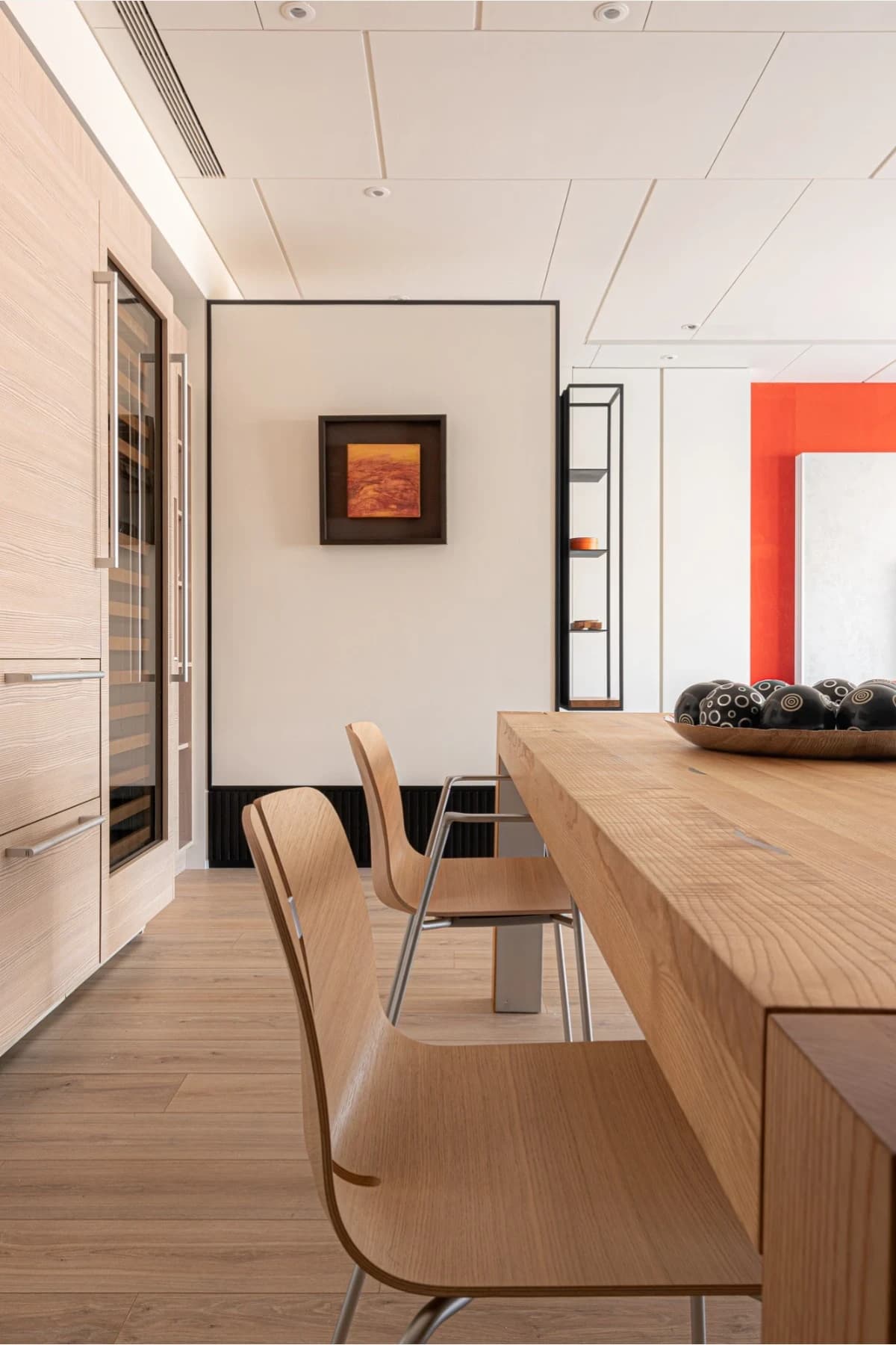 dining-partition.jpg 餐廳木質餐桌與隔屏之間形成視覺層次，串聯餐廚與客廳空間