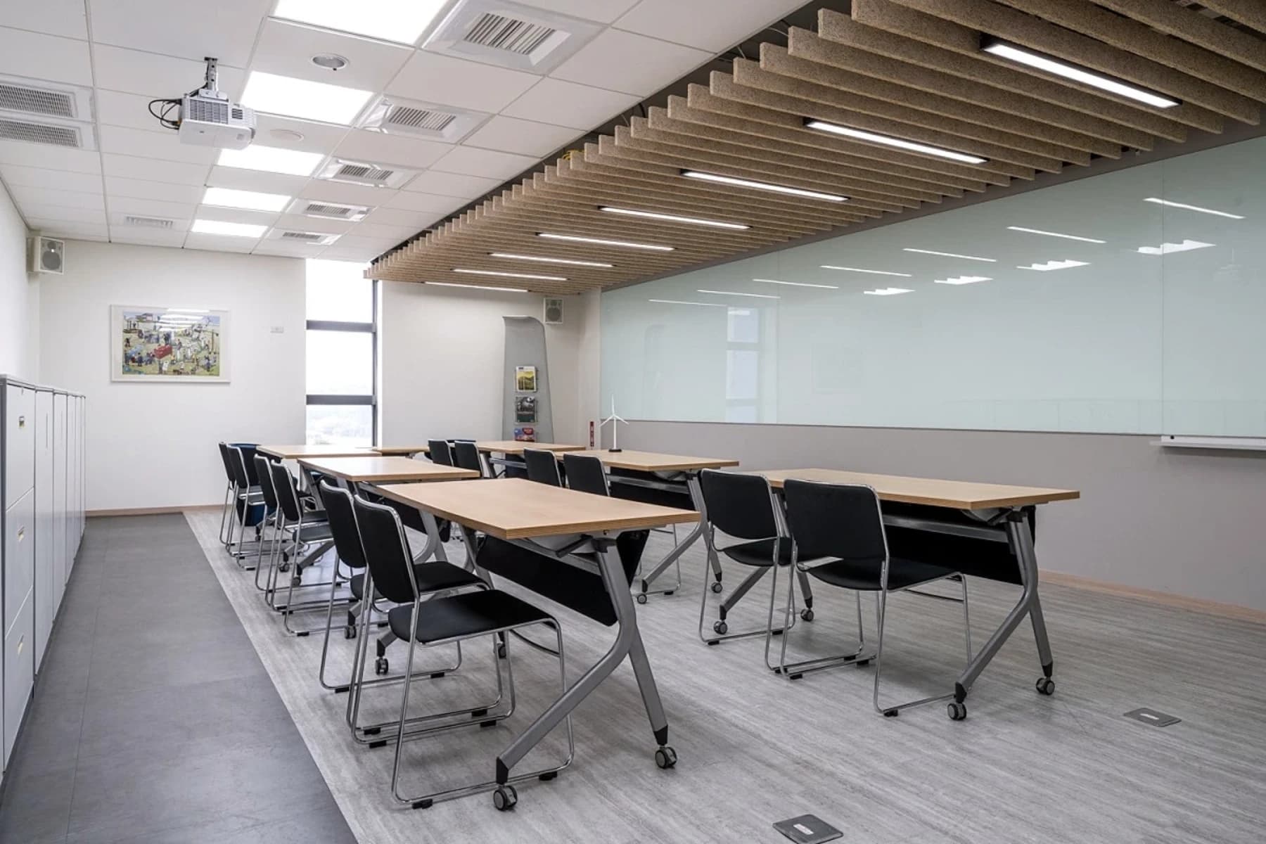 ENERCON 台灣總部的教育訓練與會議空間，配置長桌、活動座椅與玻璃白板