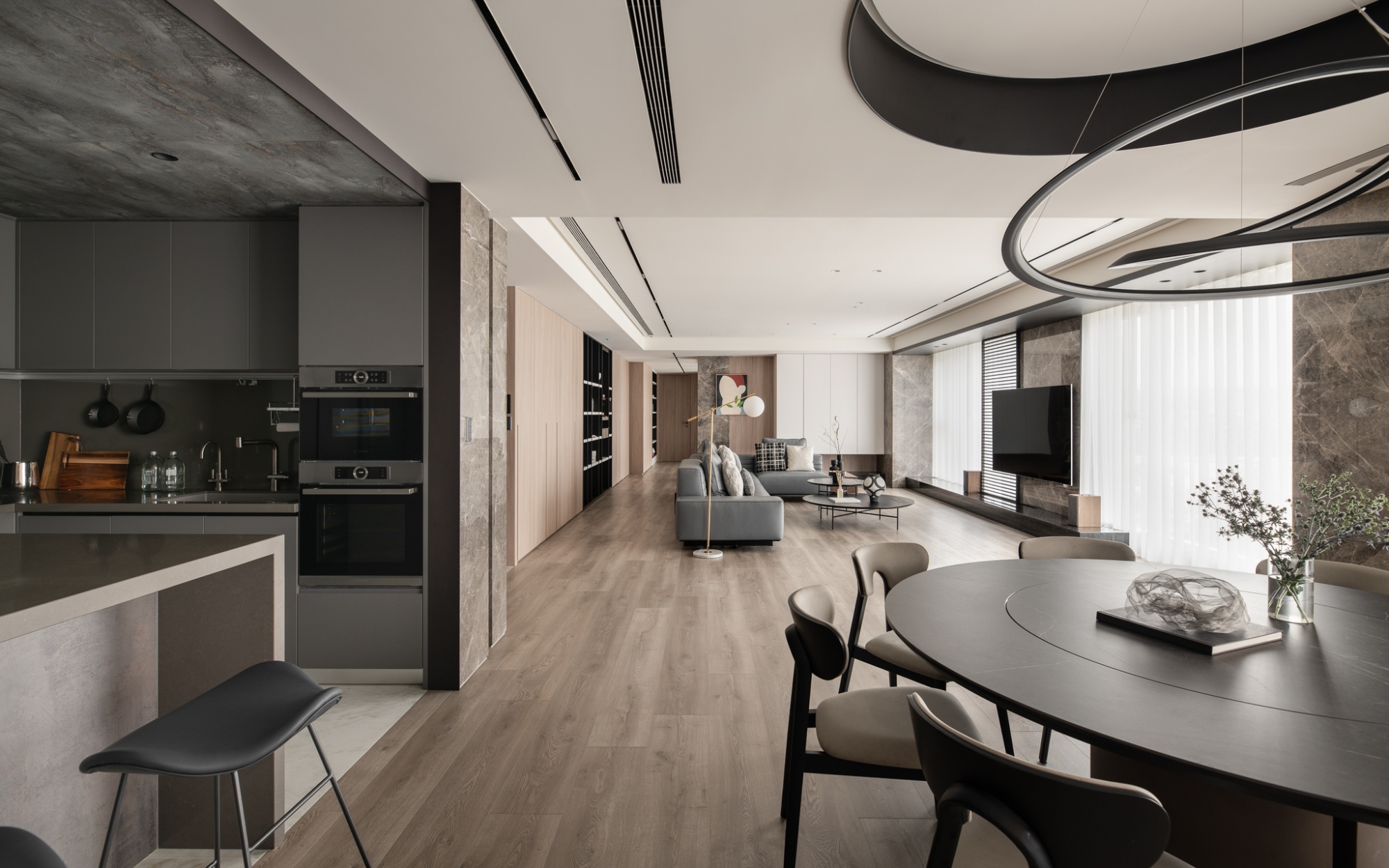 寶輝 CITY PARK C Residence 公領域設計，以整合式空間軸線串聯住宅各區域，呈現開放流暢的動線與整體空間秩序。