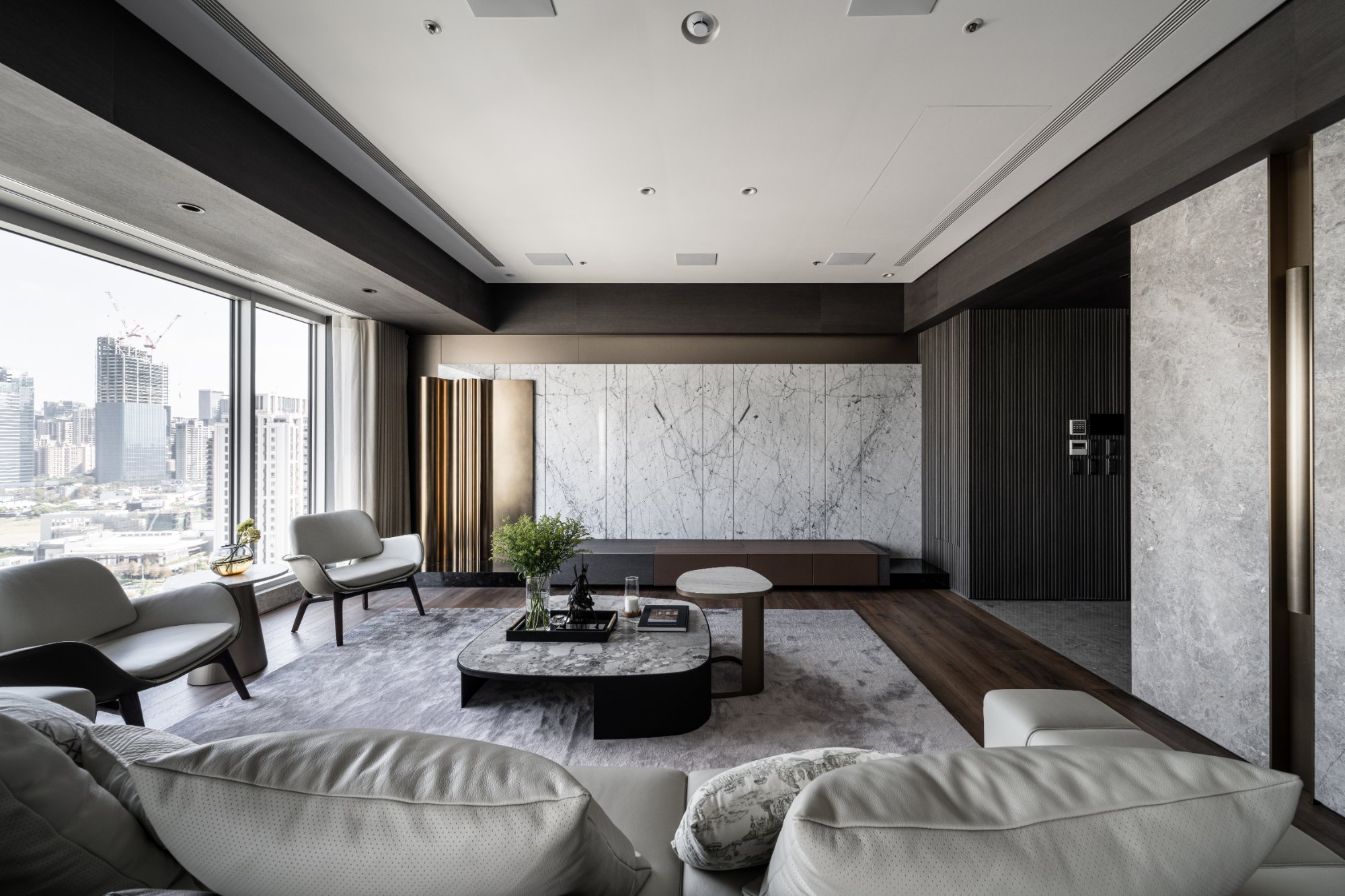 寶輝 CITY PARK Y Residence 電視主牆設計，結合石材紋理、金屬線條與弧形造型